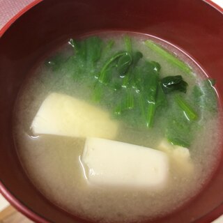 豆腐とほうれん草の味噌汁